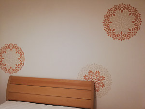 namaľované mandaly na stene v spálni
